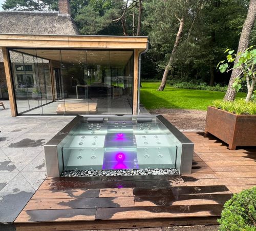 Private villa-metaalbad with transparent poolwindows and jacuzzi